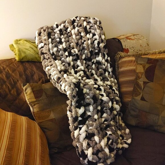 NEW- Hand Crocheted Chunky Yarn Blanket/Throw - Picture 2 of 6